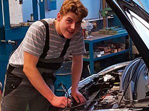 Venar Abdiji, Lernender Automobil-Fachmann im 3. Lehrjahr bei der Garage Pafumi