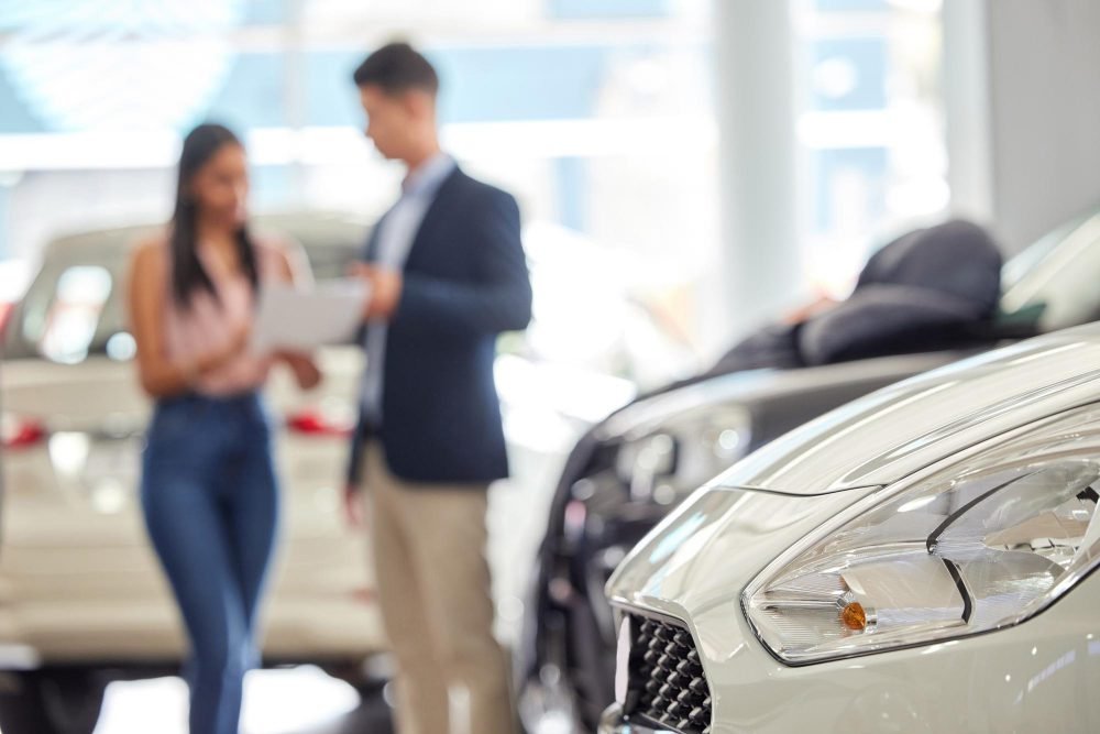 Beratungsgespräch beim Autokauf im Ausstellungsraum